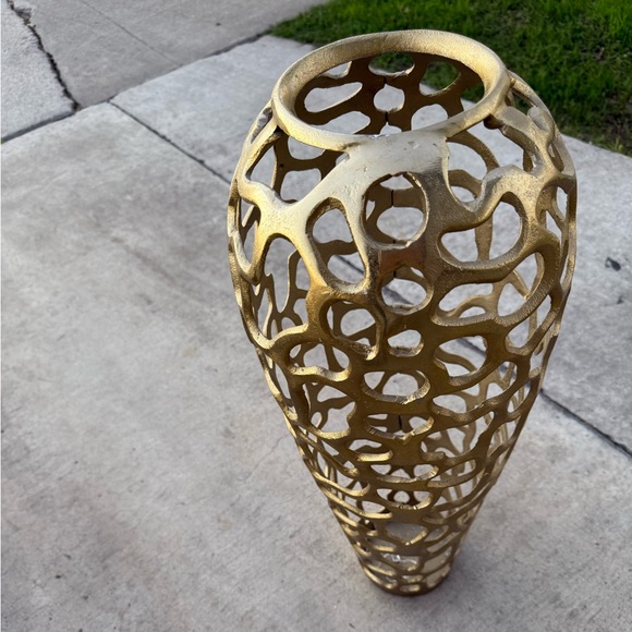 Angad Decorative vase Metallic - Brass Hand Finished Aluminum abstract pattern - Picture 2 of 4